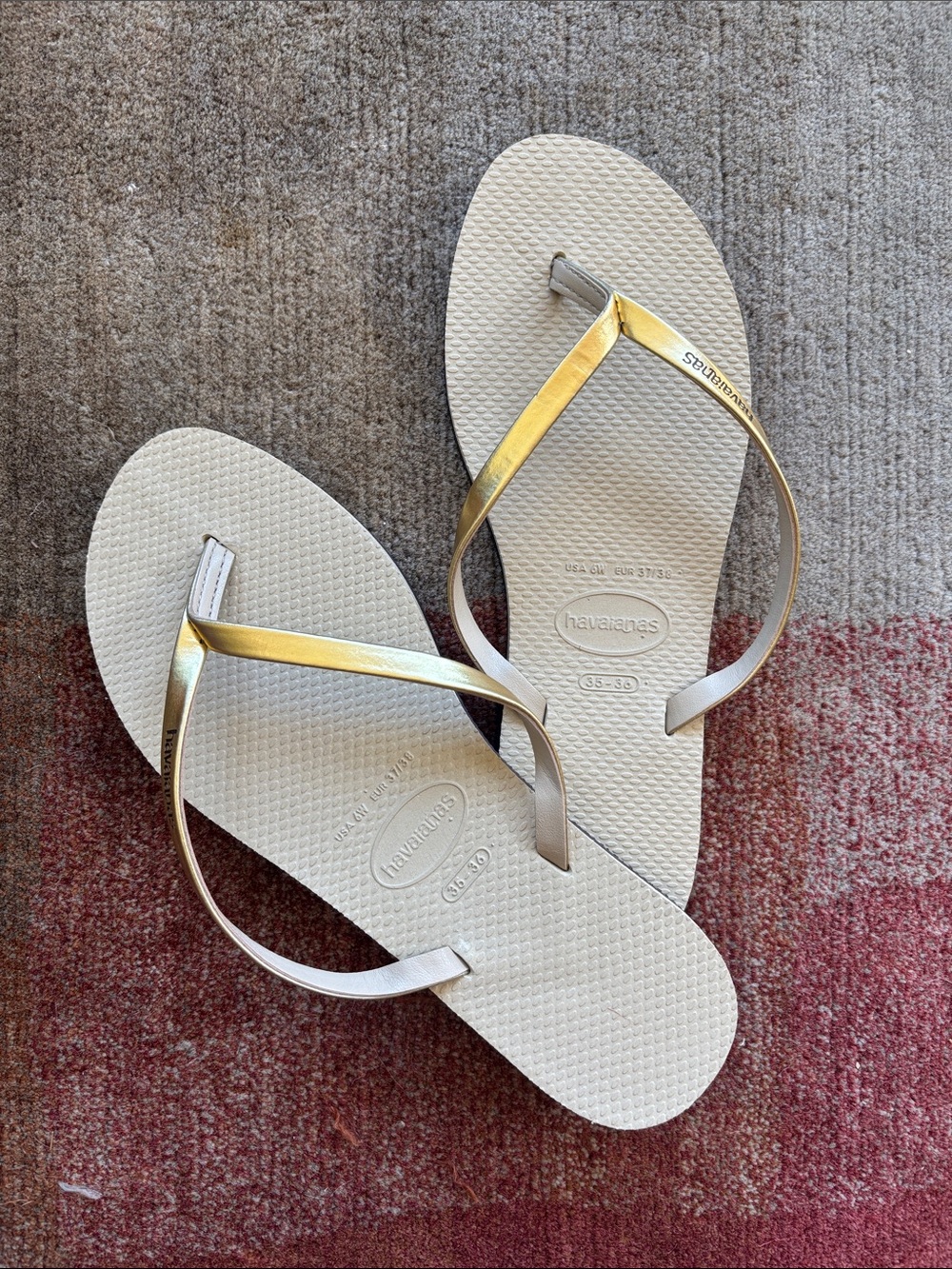 New - Havaianas Flip Flops with Gold Straps - Sz 6